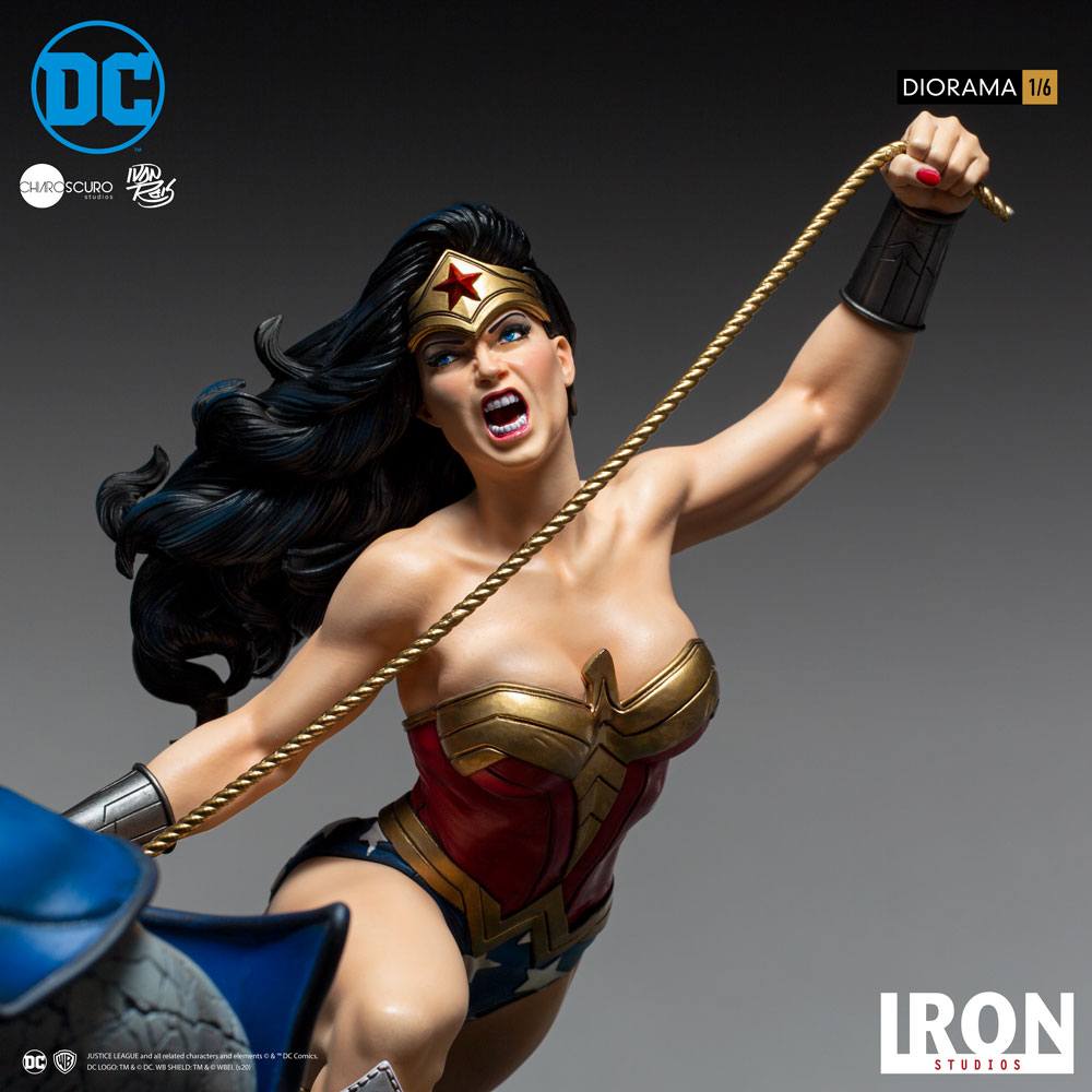 IRON STUDIO - Dc Comics - Wonder Woman vs Darkseid Diorama 1:6 by Ivan Reis - Image 3