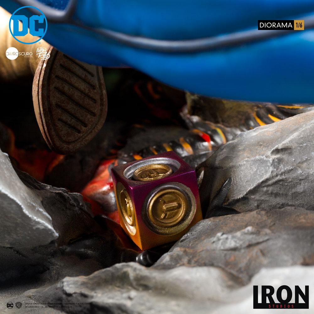 IRON STUDIO - Dc Comics - Wonder Woman vs Darkseid Diorama 1:6 by Ivan Reis - Image 4