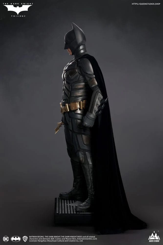 QUEEN STUDIOS - Dc Comics - The Dark Knight Life-Size Statue Batman Ultimate Edition (With Batman Armory) - Image 10