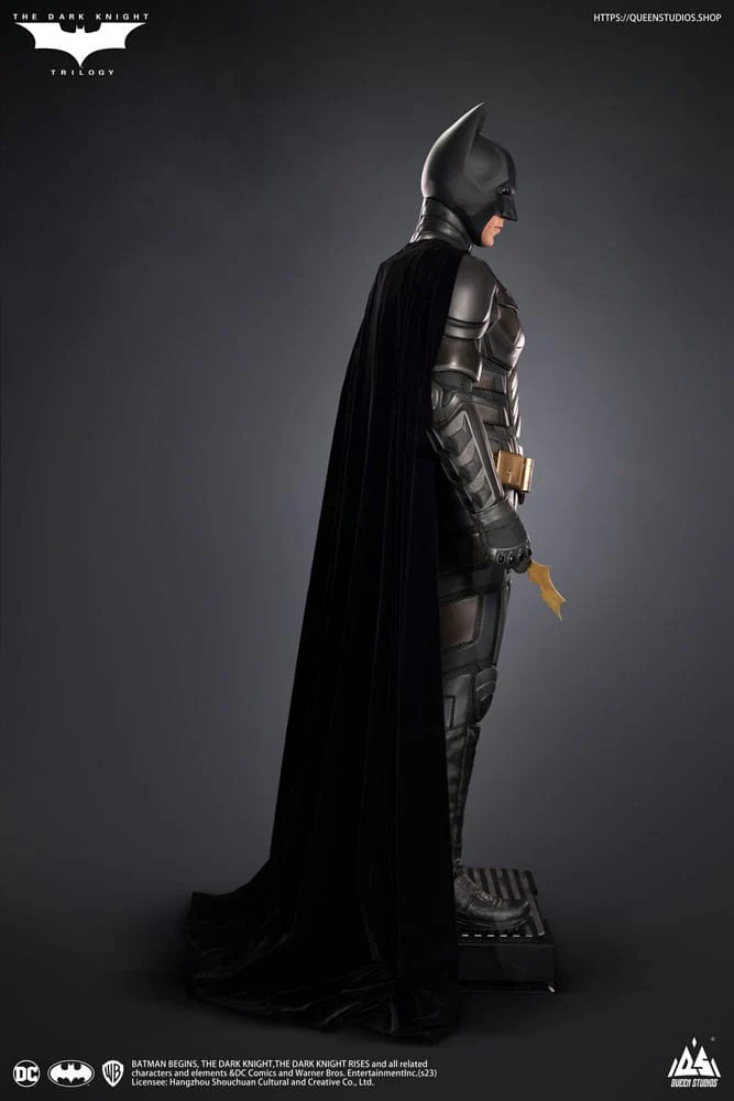 QUEEN STUDIOS - Dc Comics - The Dark Knight Life-Size Statue Batman Ultimate Edition (With Batman Armory) - Image 12