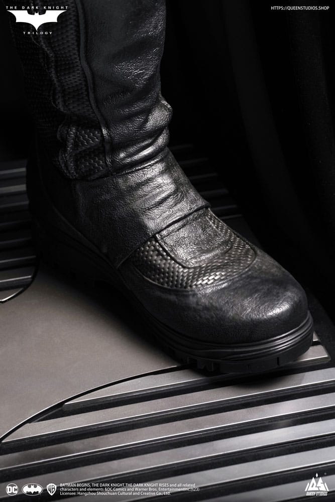 QUEEN STUDIOS - Dc Comics - The Dark Knight Life-Size Statue Batman Ultimate Edition (With Batman Armory) - Image 18