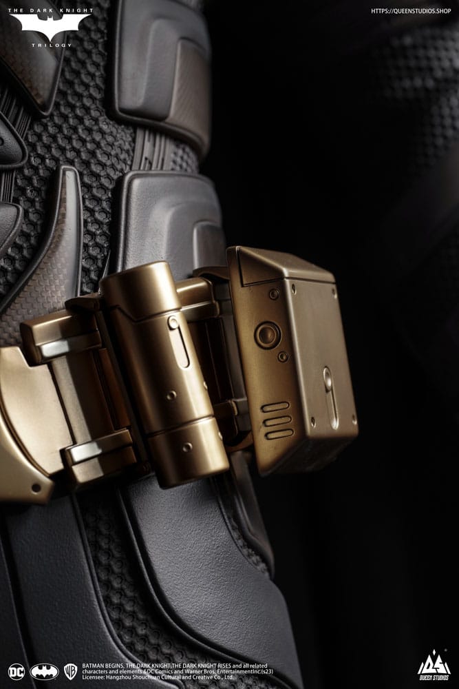 QUEEN STUDIOS - Dc Comics - The Dark Knight Life-Size Statue Batman Ultimate Edition (With Batman Armory) - Image 19