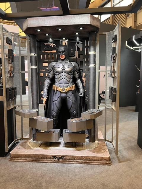 QUEEN STUDIOS - Dc Comics - The Dark Knight Life-Size Statue Batman Ultimate Edition (With Batman Armory) - Image 23