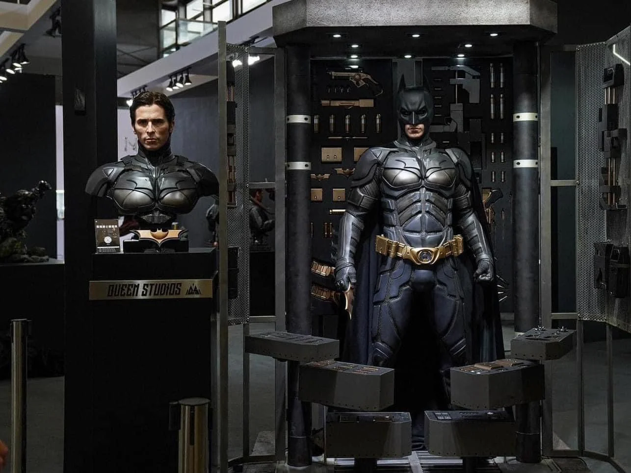 QUEEN STUDIOS - Dc Comics - The Dark Knight Life-Size Statue Batman Ultimate Edition (With Batman Armory) - Image 24