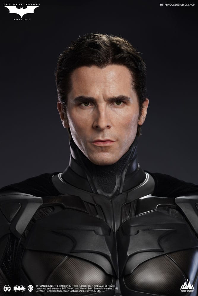 QUEEN STUDIOS - Dc Comics - The Dark Knight Life-Size Statue Batman Ultimate Edition (With Batman Armory) - Image 3