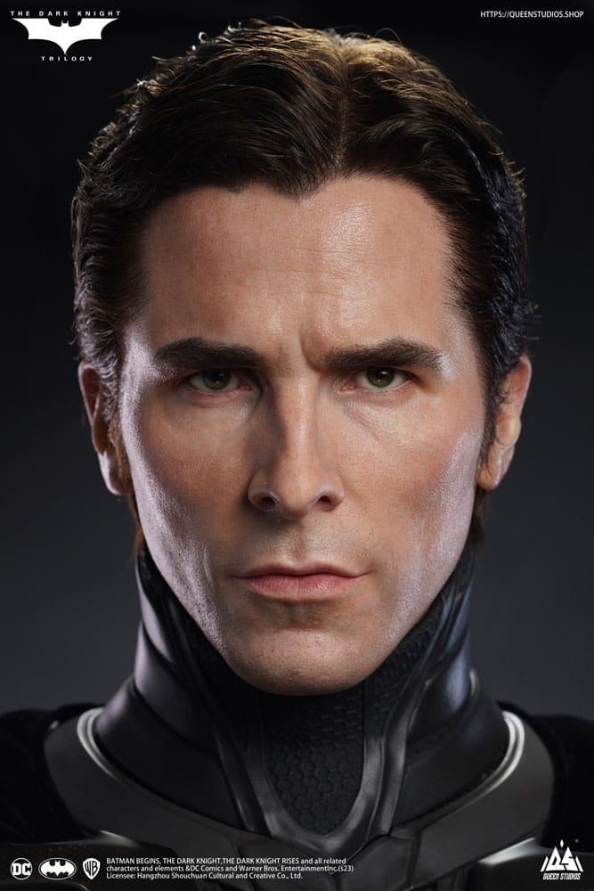 QUEEN STUDIOS - Dc Comics - The Dark Knight Life-Size Statue Batman Ultimate Edition (With Batman Armory) - Image 4