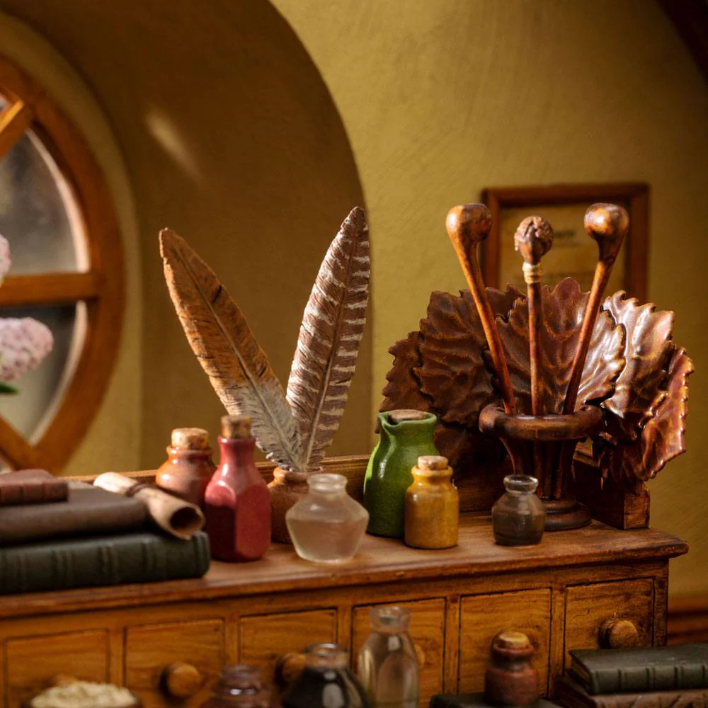 WETA COLLECTIBLES - The Lord of the Rings Statue 1:6 Bilbo Baggins in Bag End - Image 11